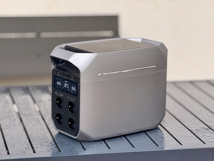 EcoFlow Delta 3 Plus steht auf einem Tisch