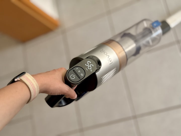 Hand mit kopflastigem Levoit Staubsauger