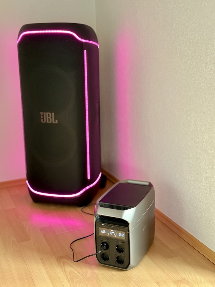 JBL Partybox Ultimate wird vone iner Powerstation betrieben