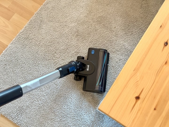 Levoit LVAC 300 mit Knickgelenk auf Teppich