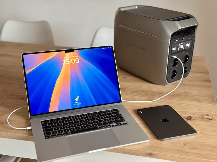 EcoFlow Delta 3 Plus im Test – Mobile Power in gewohnter Qualität MacBook wird an einer Powerstation geladen