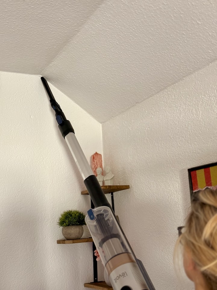 Reinigung der Decke mit einem Levoit LVAC 300