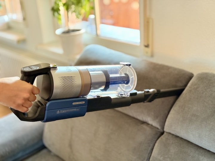 Reinigung einer Fuge eines Sofas mit einem Levoit LVAC 300