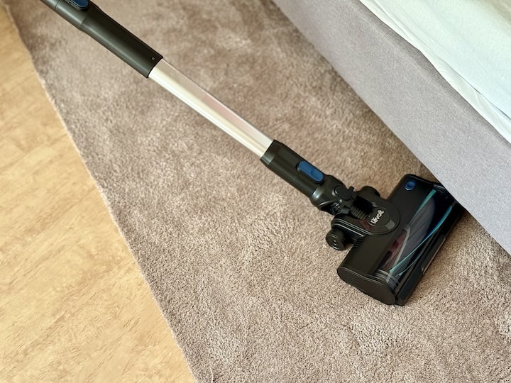 Reinigung von Teppichboden mit einem Akku Staubsauger
