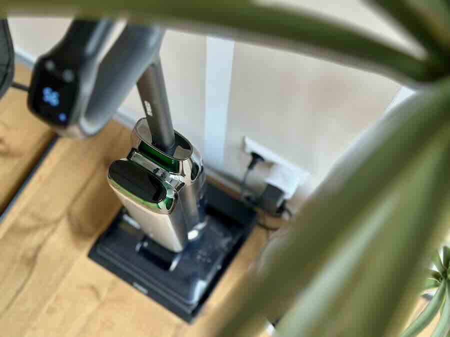 tineco floor one s9 steht in ladestation