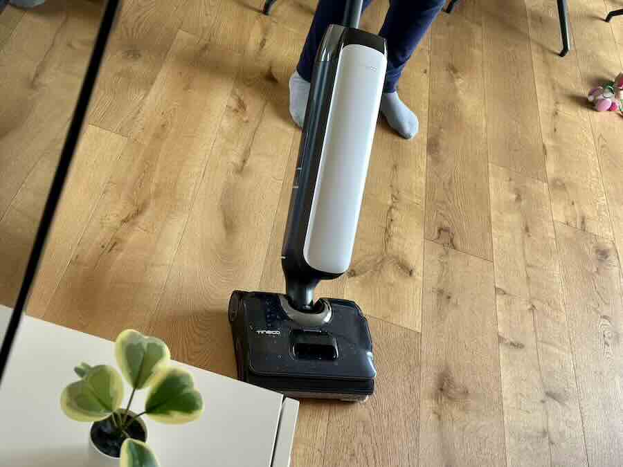 tineco s8 artist im einsatz auf parkett