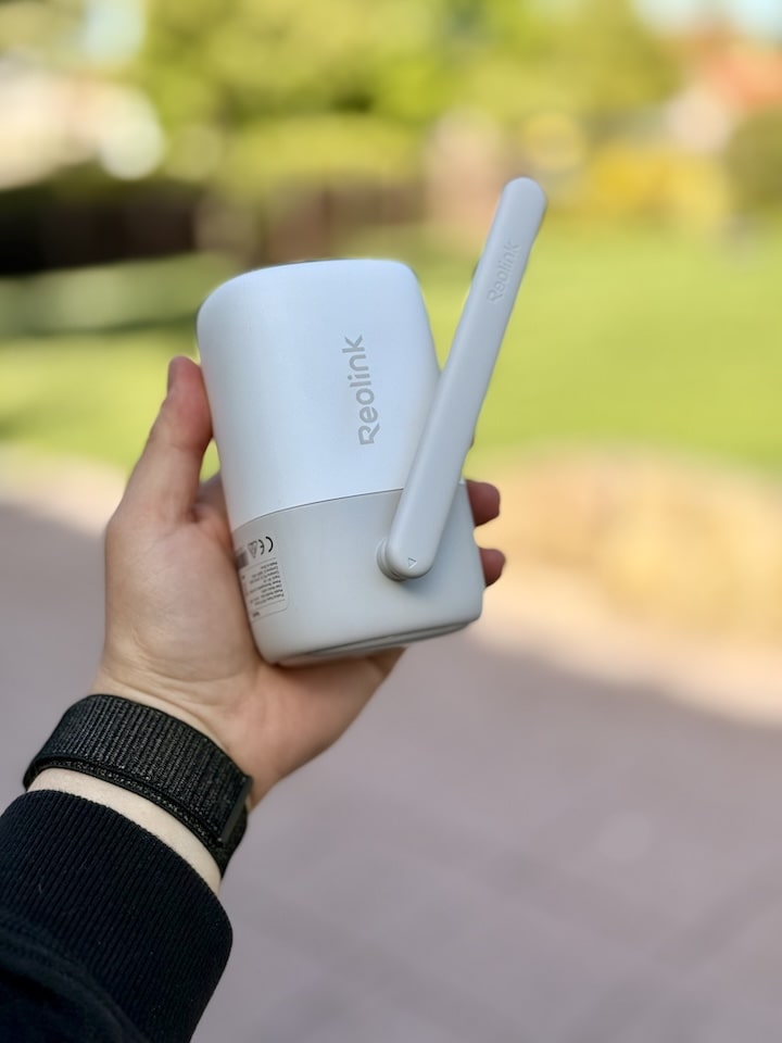 Hand mit mobiler Sichterheitskamera von Reolink