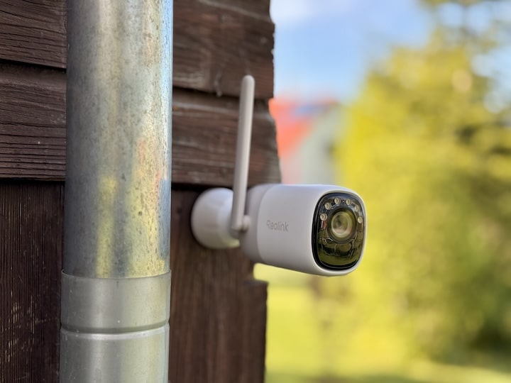 Reolink Altas Test – perfektes Gesamtpaket? Ich sag's euch! Kamera ist an der Wand montiert