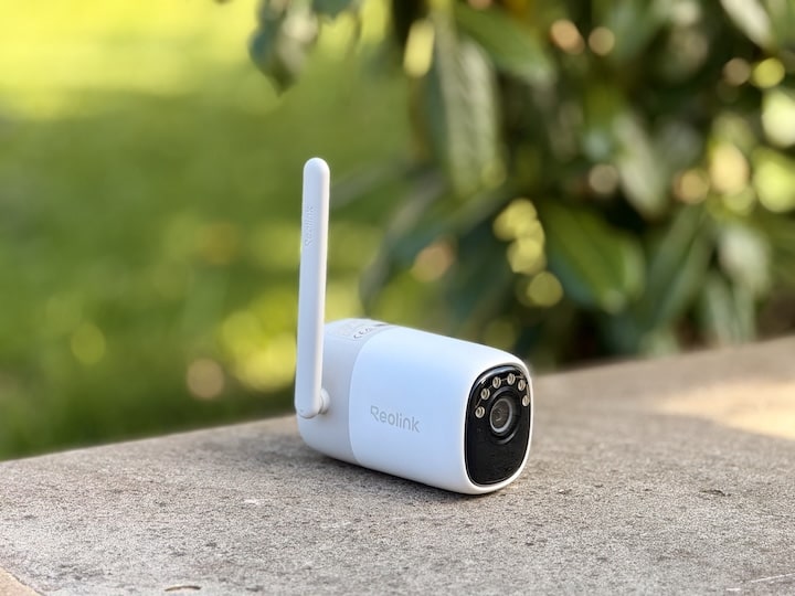 Reolink Altas Kamera mit Antenne auf einer Mauer