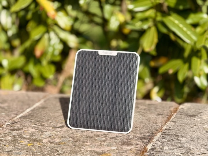 Reolink Solarpanel 2 steht vor einem Busch
