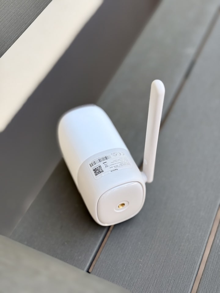 Rueckseite und Antenne der Reolink Altas
