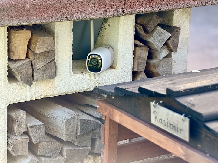 Sicherheitskamera ist gut versteckt zwischen Holz