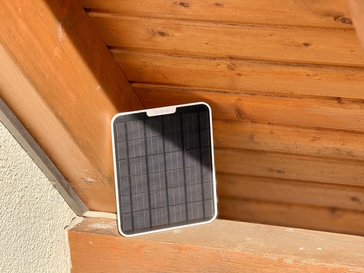 Solarpanel an einem Dachvorstand