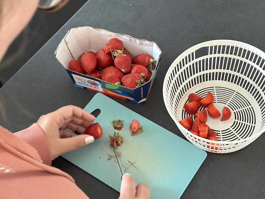 Erdbeeren schneiden fuer Milchshake