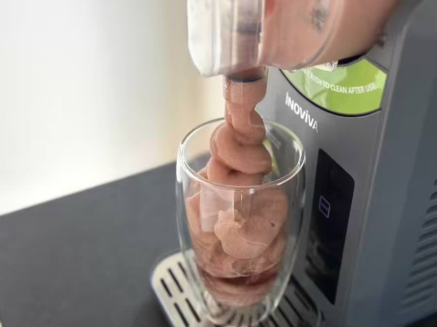 Erdbeermilchshake wird rausgelassen