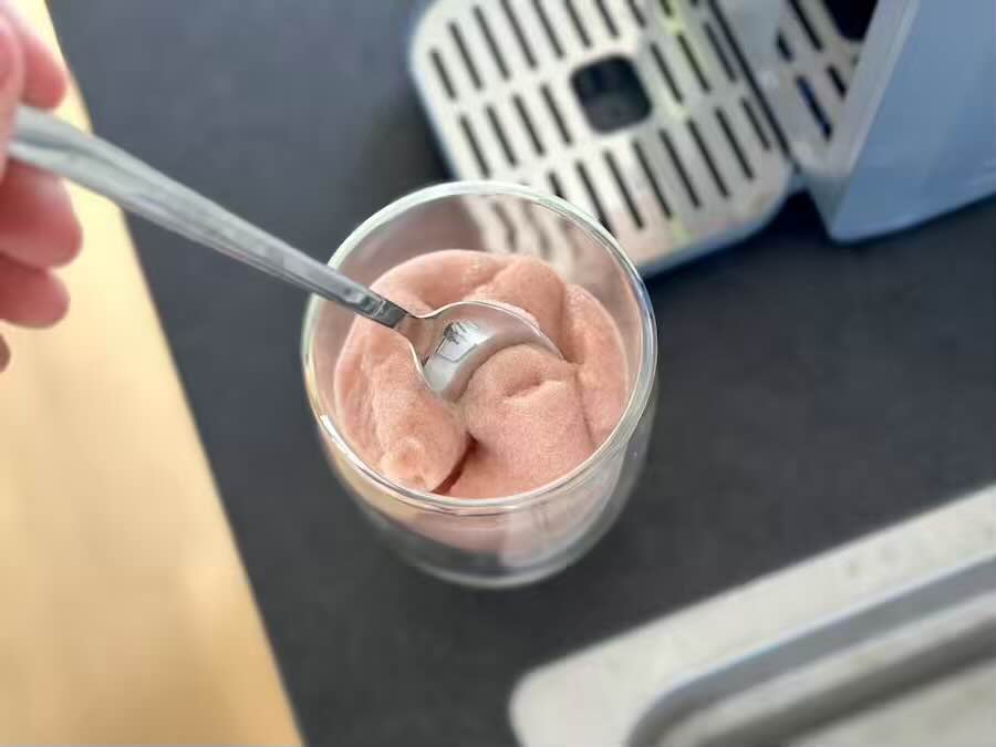 Erdbeerslush mit Loeffel