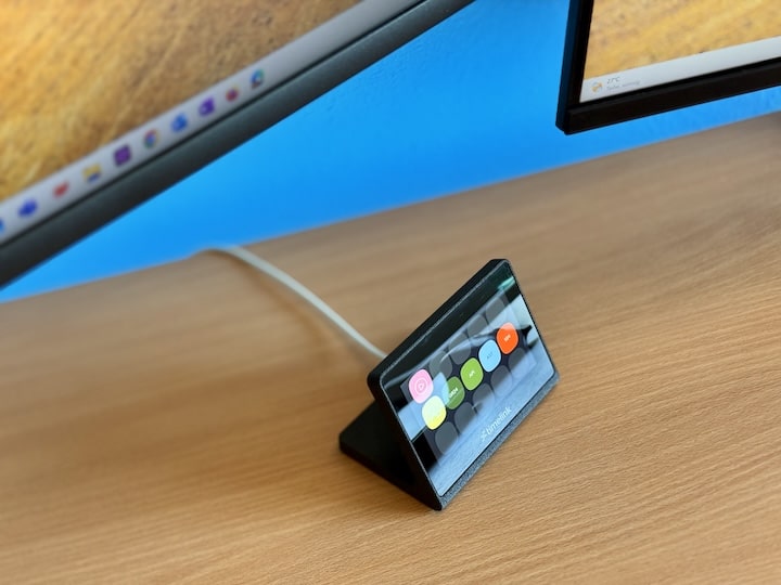 Kleines Gadget auf dem Schreibtisch unter Monitoren