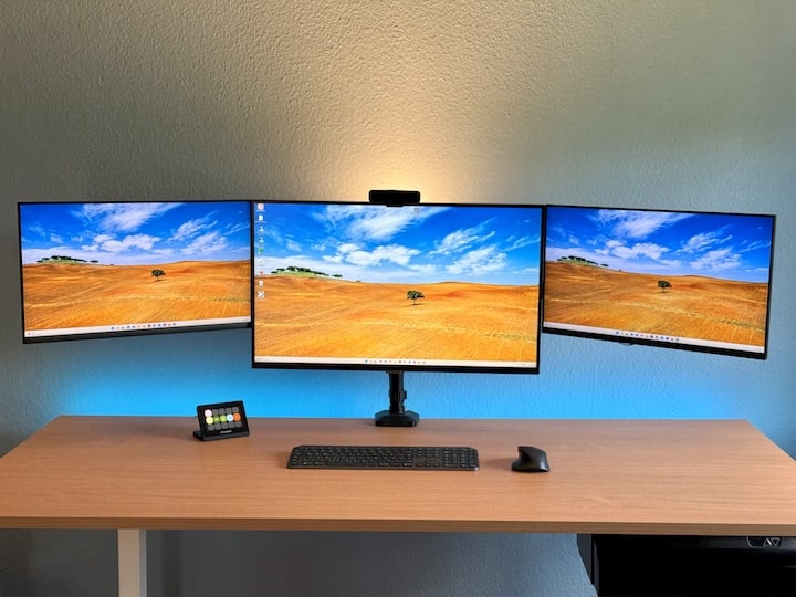 Mehrere Monitore auf einem Schreibtisch