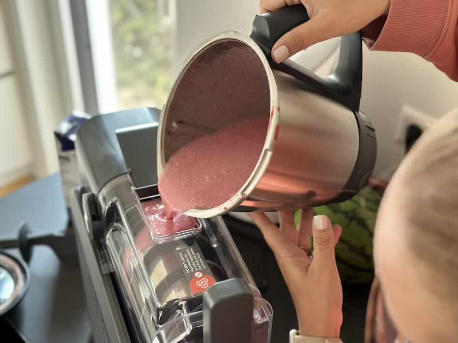 Milchshake einfuellen in Slush Maschine