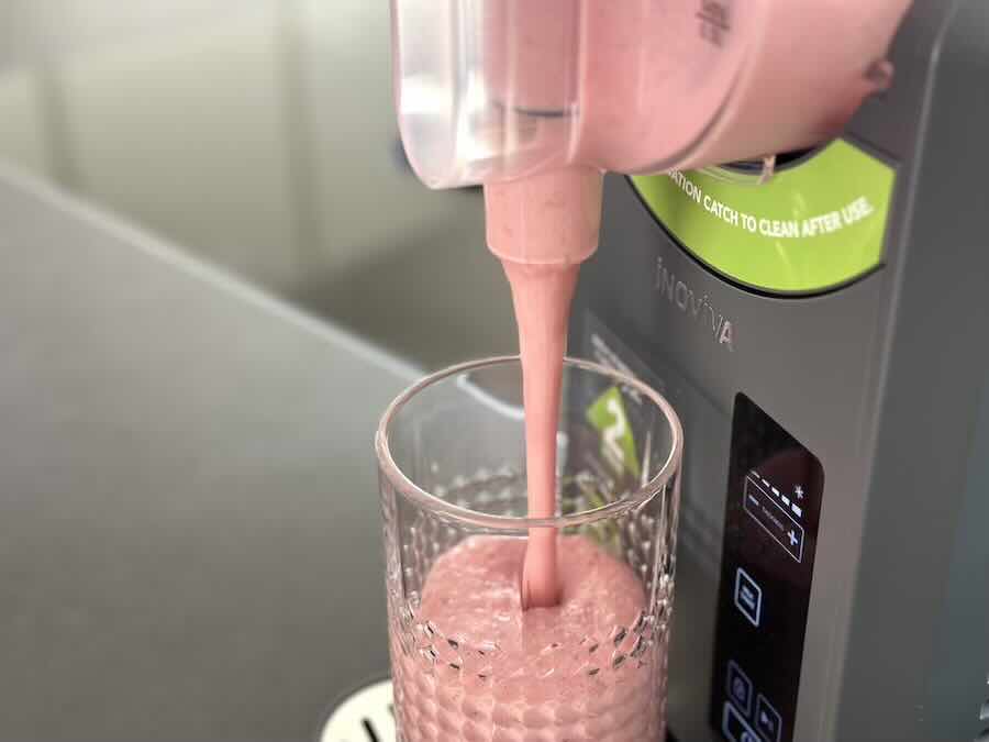 Milchshake laeuft aus Slushie Maschine