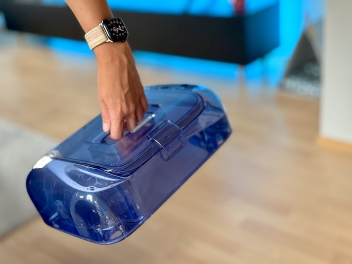 Ecovacs DEEBOT Mini im Test – Klein, smart und gründlich Blauer Wassertank eines Wischroboters