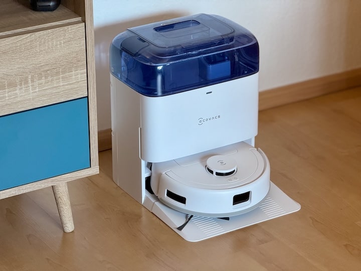Ecovacs DEEBOT mini neben einem Regal