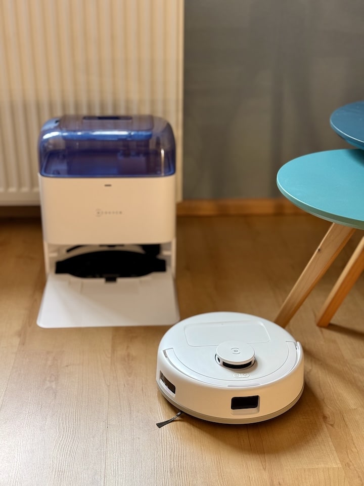 Ecovacs DEEBOT mini vor seiner Station