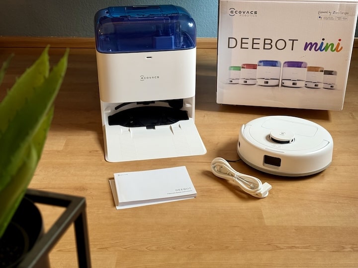 Ecovacs DEEBOT Mini im Test – Klein, smart und gründlich Lieferumfang mit einem Saugroboter steht auf dem Fussboden