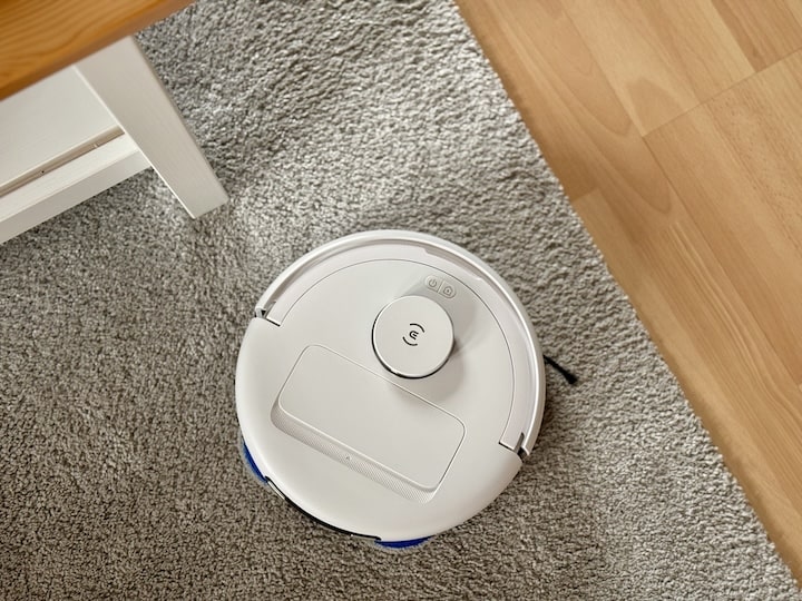 Saugroboter reinigt Teppich