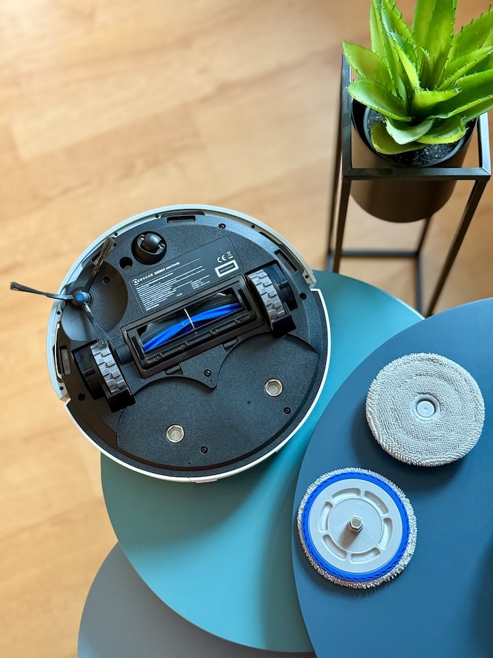 Unterseite des Ecovacs DEEBOT mini Roboters