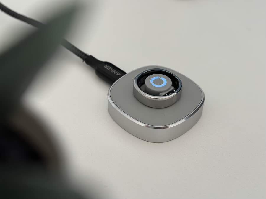mit usb und magnetischem ladedock kann de ring geladen werden