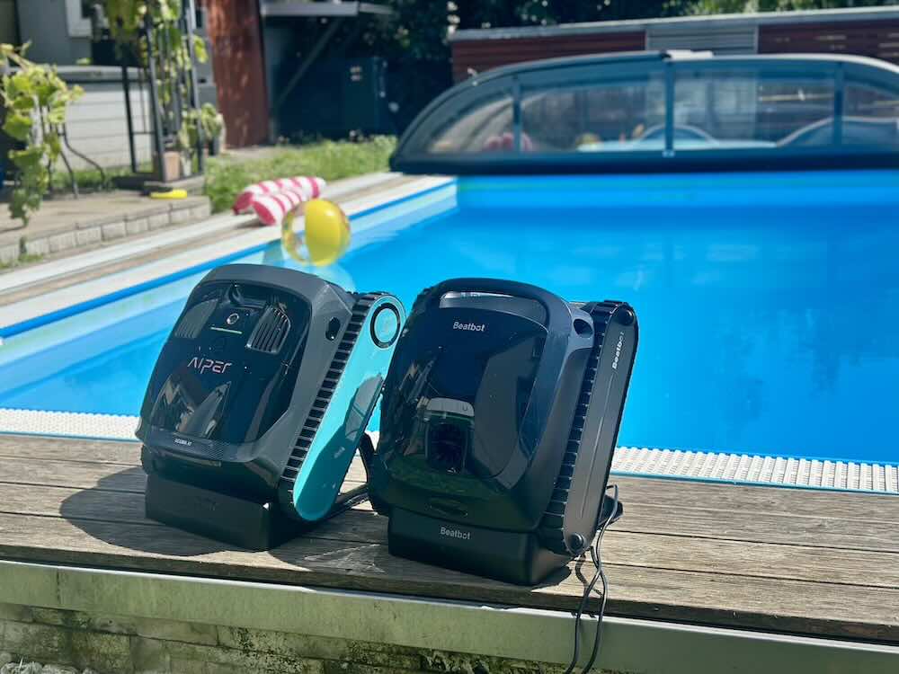 aiper scuba x1 neben dem beatbot aquasense 2 am pool in der ladestation