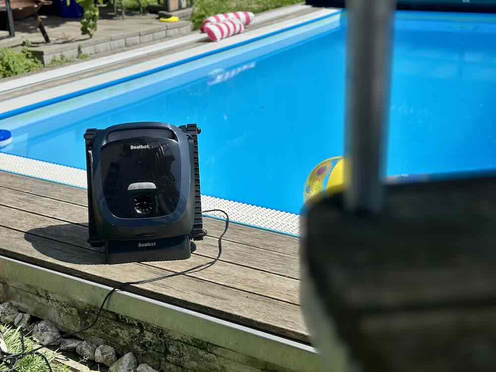 aquasense 2 in ladestation neben dem testpool