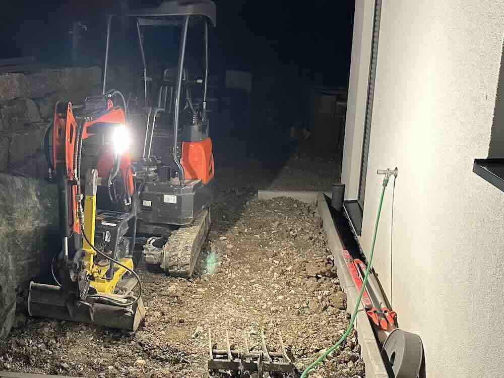 baustrahlr magnetisch am mini bagger befestigt