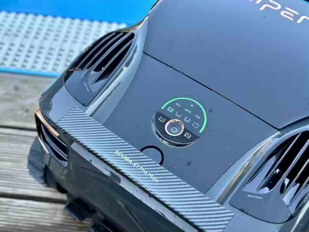 bedieneinheit auf dem kopf des poolroboters