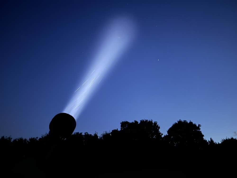 lichtstrahl fernlicht in den himmel