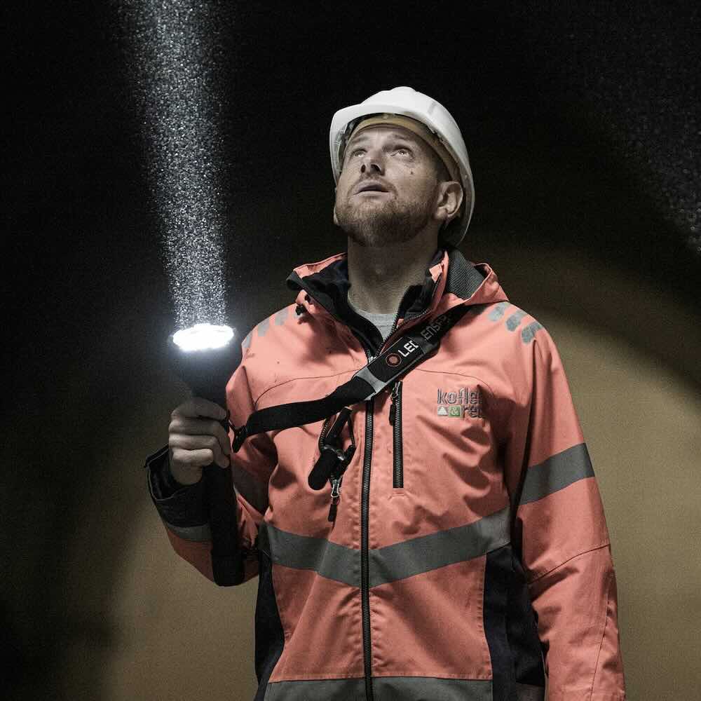 mann haelt ledlenser p21r in der hand