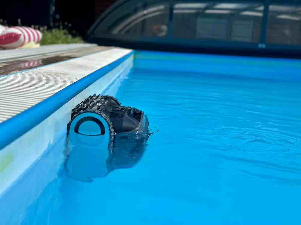 seitliche ansicht beim reinigen der wasserlinie