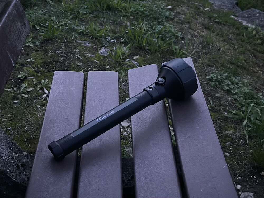 taschenlampe liegt auf einer bank im dunkeln