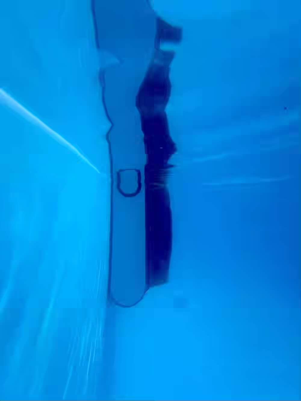 unterwasseraufnahme waehrend der reinigung der wasserlinie