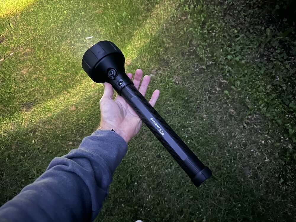 vollstaendige groesse ledlenser p21r in hand von erwachsenem mann