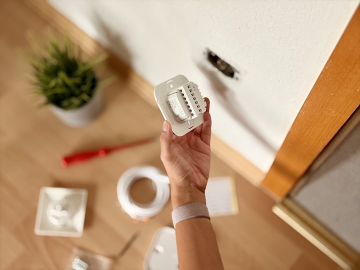 Hand mit Meross Thermostat