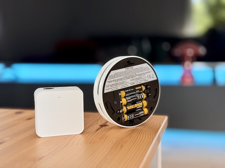 Hub und Rauchmelder Unterseite mit AA Batterien
