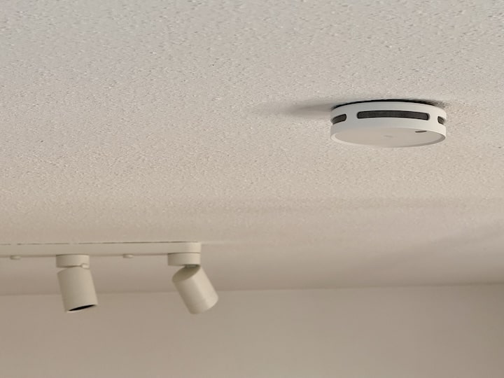 Meross Rauchmelder an einer Wohnungsdecke