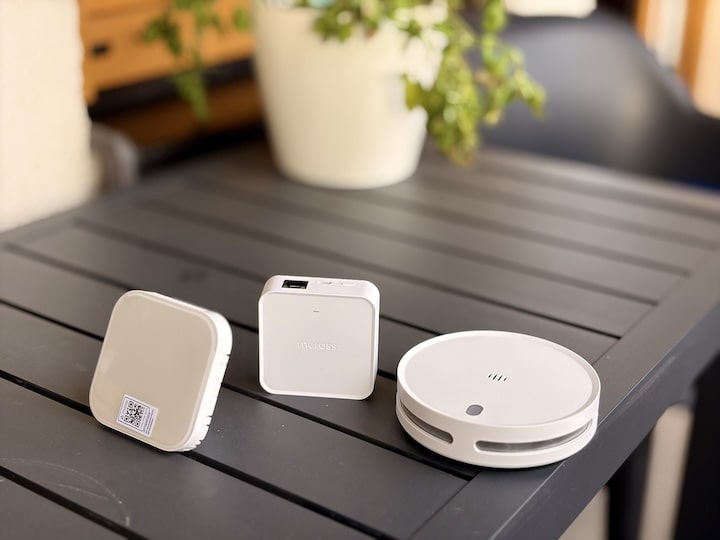 Meross Smart Home Produkte auf einem schwarzen Tisch
