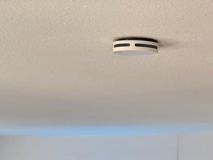 Rauchmelder an einer weissen Decke