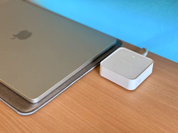 Smart Home Hub neben einem MacBook
