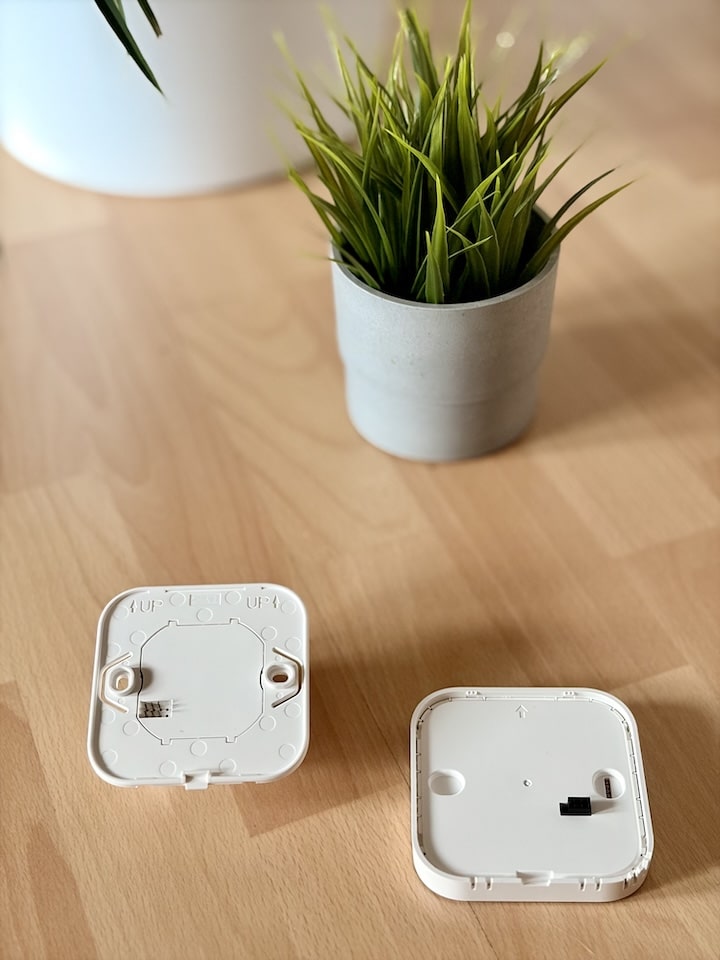 Zwei Teile des Meross Thermostat