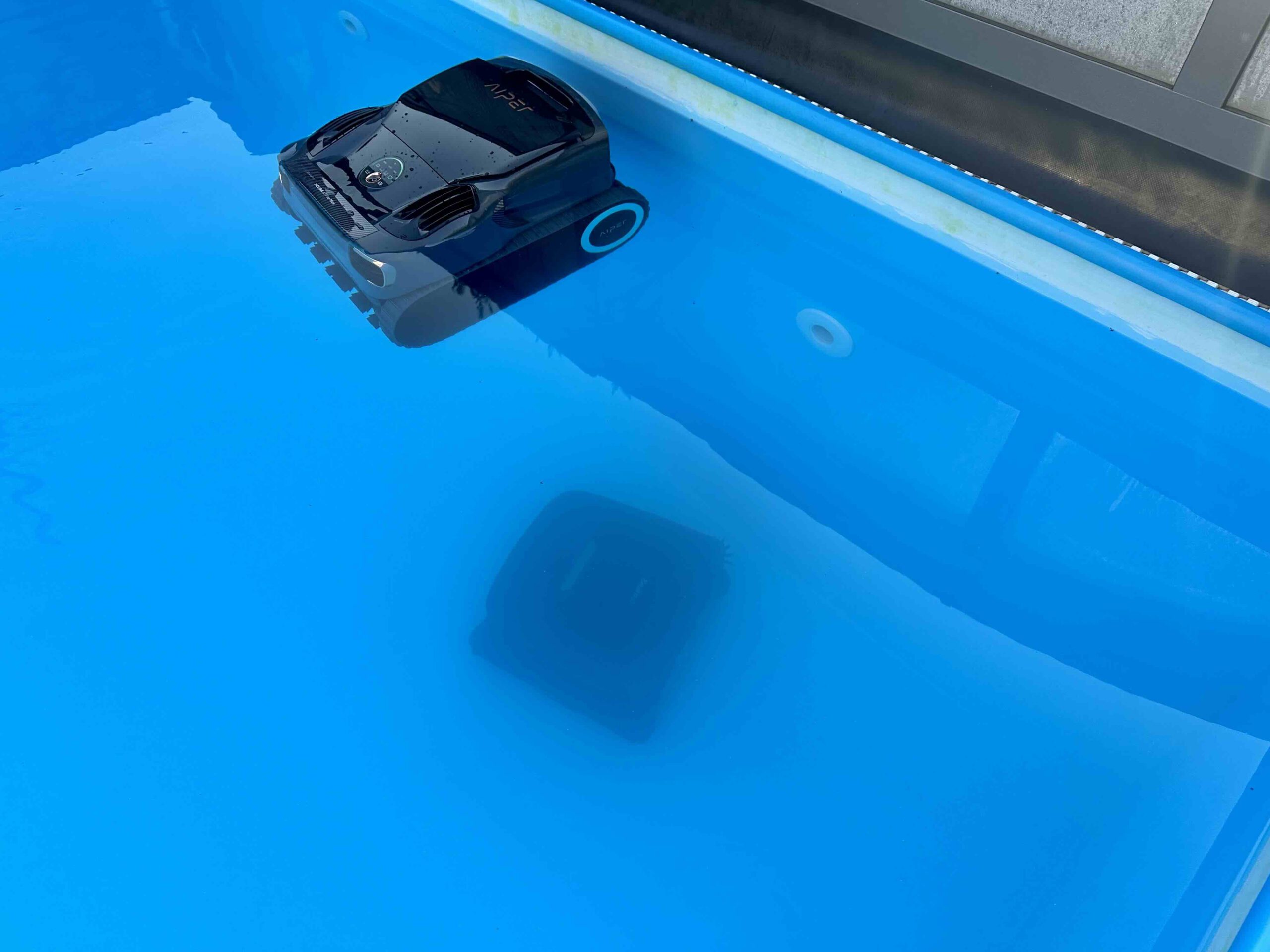 ein poolroboter reinigt die oberfaeche und der andere den boden scaled