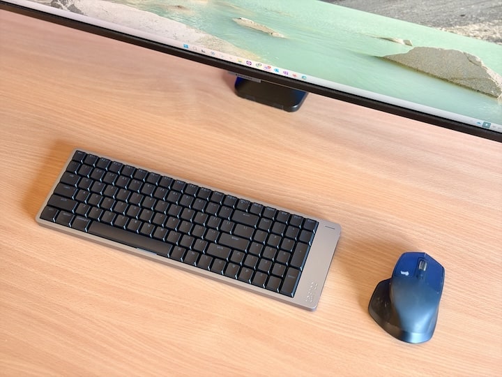 Lofree Keyboard vor einem Monitor